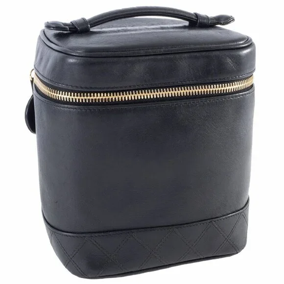 CHANEL Black Lambskin Leather Pouch - Picture 2 of 16